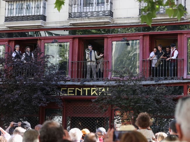 El Café Central se despide del local donde ha estado desde 1982 con un acto inspirado en las tradicionales bandas de marcha de Nueva Orleans.