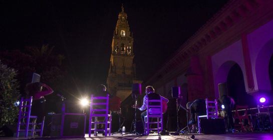 José Antonio Rodríguez y su grupo anoche, en el patio de los Naranjos.