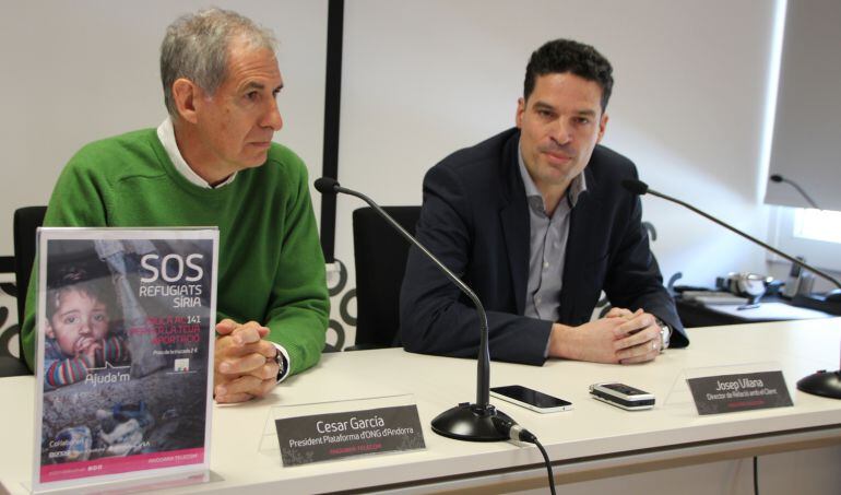 El president de la plataforma d'ONG, Cèsar Garcia, i el director de Relacions amb el client d'Andorra Telecom, Josep Vilana, durant la presentació de la campanya solidària.
