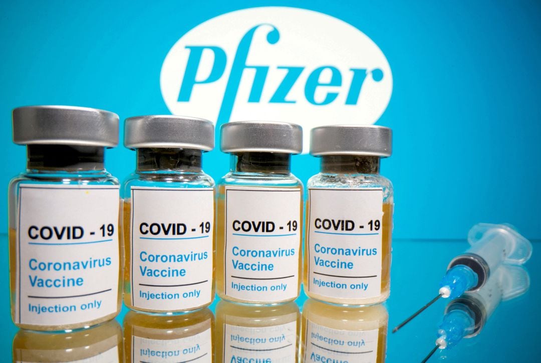 Imagen de archivo de viales que representan la vacuna de Pfizer contra la COVID-19.