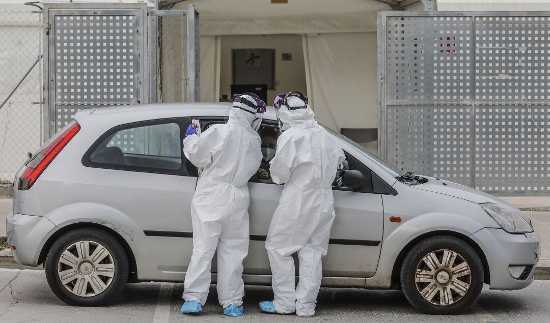 Dos sanitarios realizan una prueba PCR