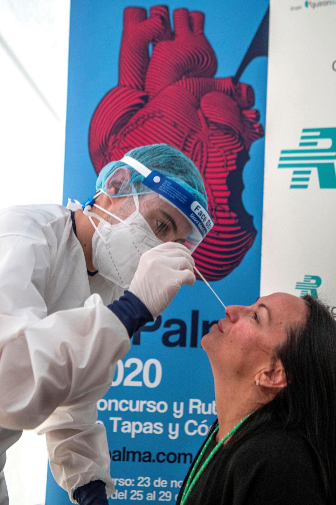 Personal sanitario realiza pruebas rápidas de PCR a todos los participantes y público asistente al certamen gastronómico TaPalma 2020, este lunes en Palma de Mallorca. EFE Cati Cladera