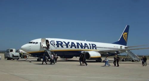 Aparato de Ryanair en la terminal aeroportuaria