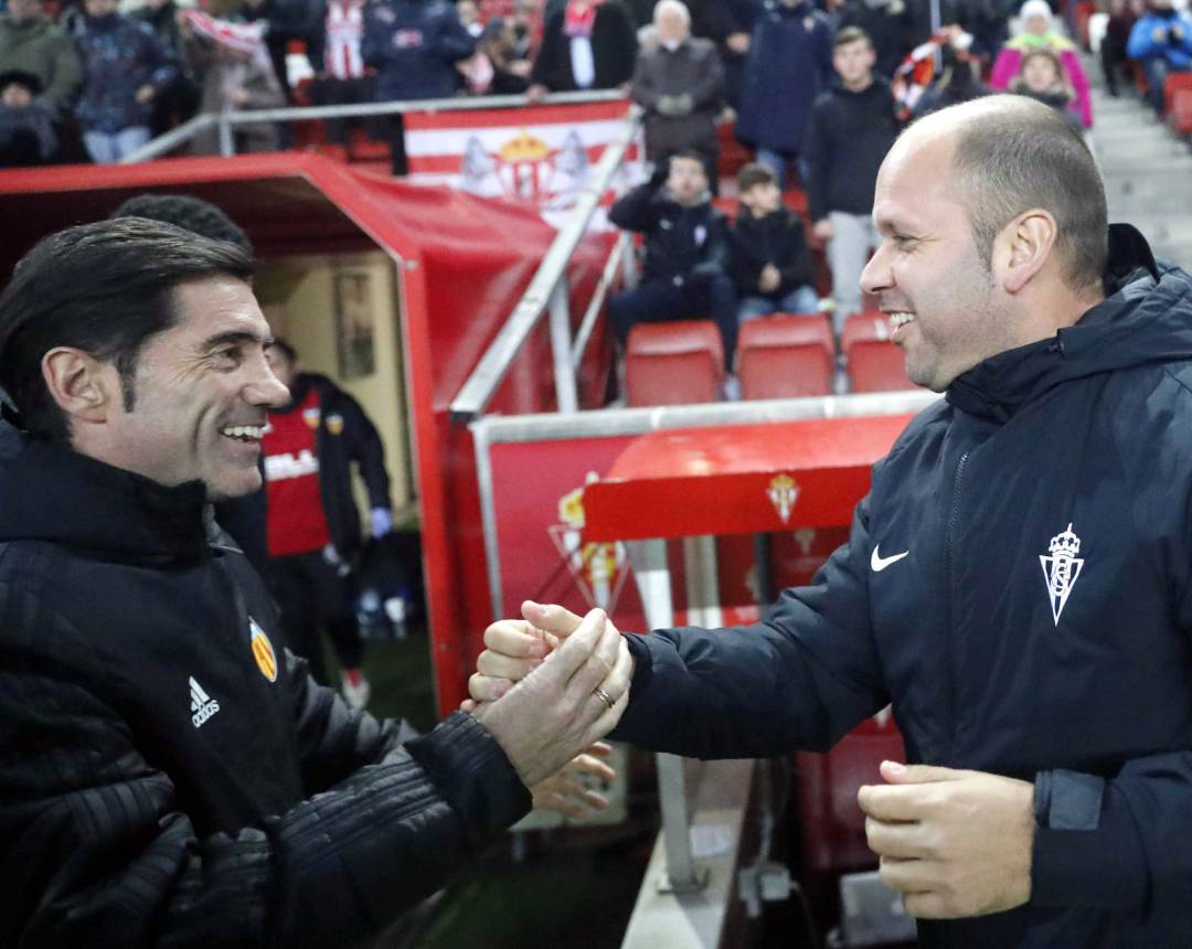 Los técnicos del Valencia y del Sporting se saludan antes del inicio del partido de ida.