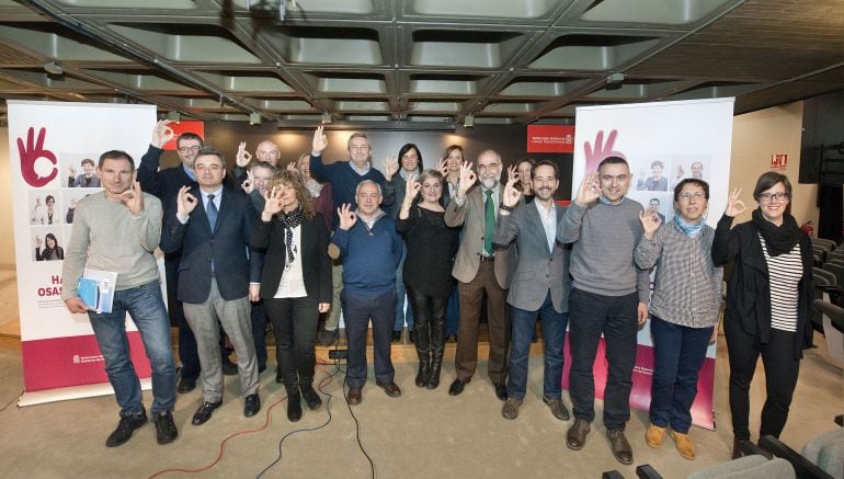 El consejero Domínguez junto a representantes de colegios profesionales, centrales sindicales, profesionales del SNS-O y representantes de pacientes, en la presentación de la campaña