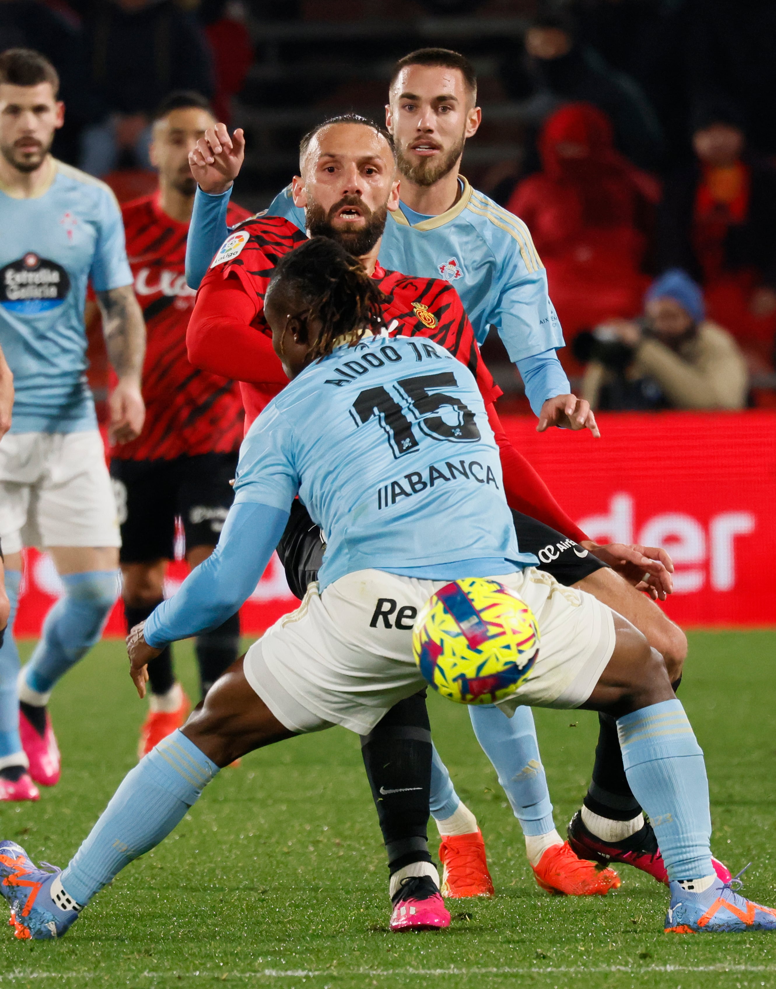 PALMA DE MALLORCA, 20/01/2023.- El delantero del Mallorca Vedat Muriqi pelea un balón con Joseph Aidoo (15), del Celta, durante el partido de Liga en Primera División que RCD Mallorca y Celta de Vigo han disputado este viernes en el estadio de Son Moix, en Palma de Mallorca. EFE/Cati Cladera
