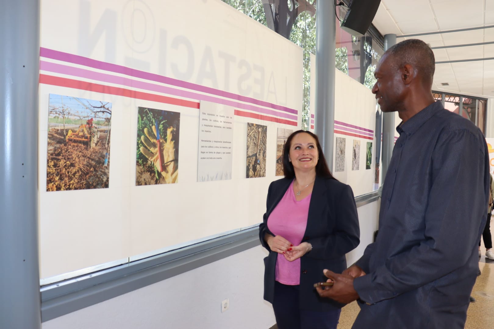 Antonia Pérez, concejala de Diversidad y el autor de la exposición, Kizito Alaoma.