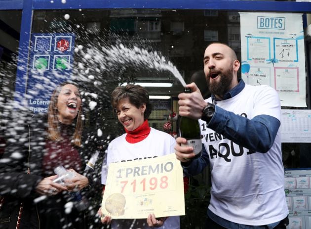 Olivia y sus hijos, Elena y Javier Castroverde, propietarios de la administración de Madrid, celebran el Gordo.