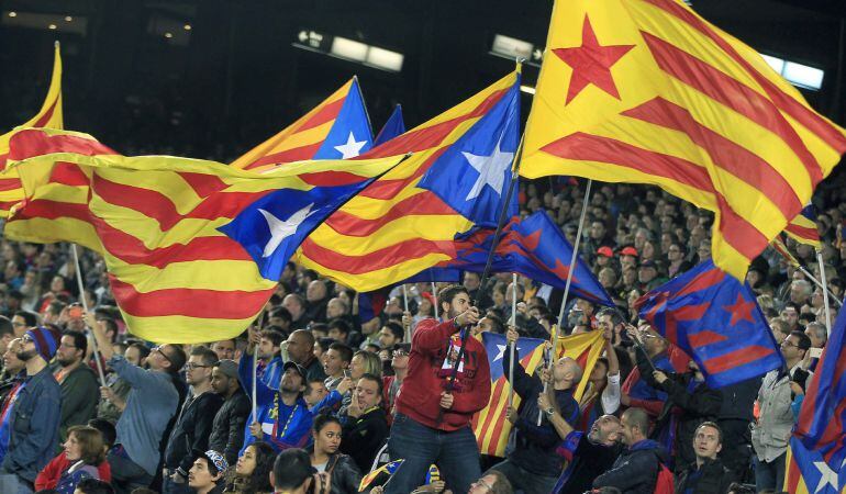 Aficionados muestran banderas esteladas en el minuto 17:14 del partido entre Barcelona y Eibar, de la novena jornada de liga en Primera División que se está disputando en el Camp Nou.