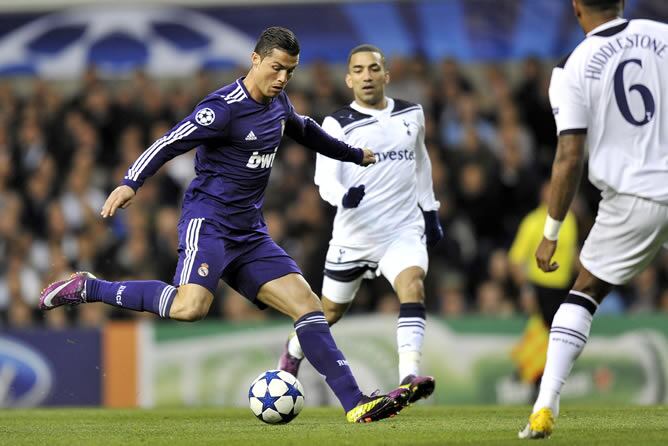 El delantero portugués del Real Madrid Cristiano Ronaldo (i) lanza a puerta contra el Tottenham Hotspur durante su partido de vuelta de los cuartos de final de la Liga de Campeones que se juega en el estadio White Hart Lane de Londres