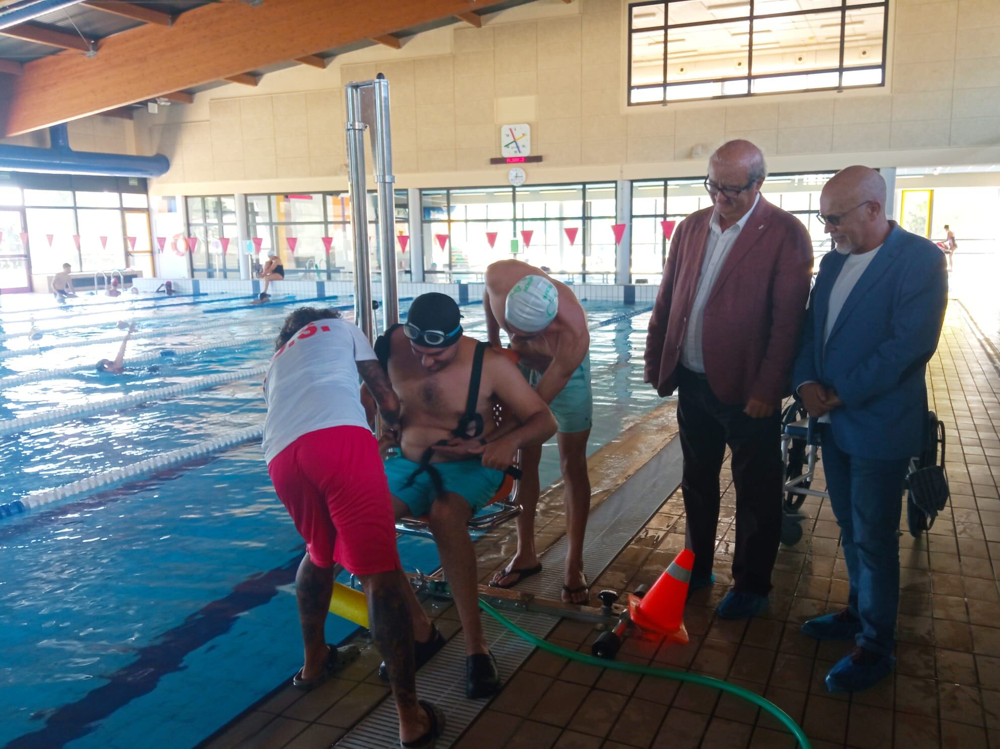 Nueva grua para personas con movilidad reducida en la Almériz