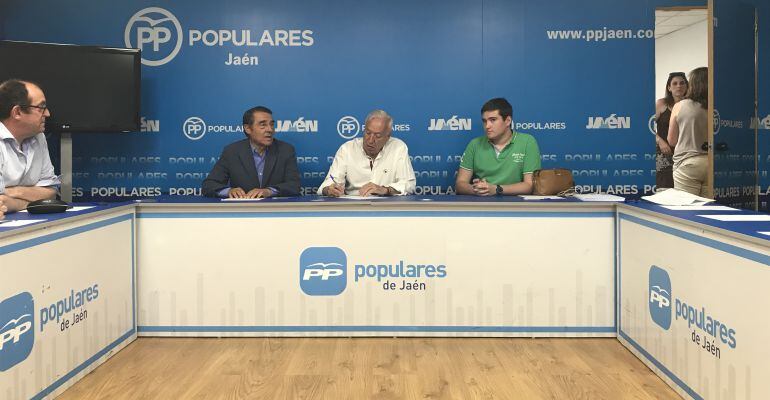 José Manuel García Margallo (centro) durante su visita a Jaén el pasado domingo.