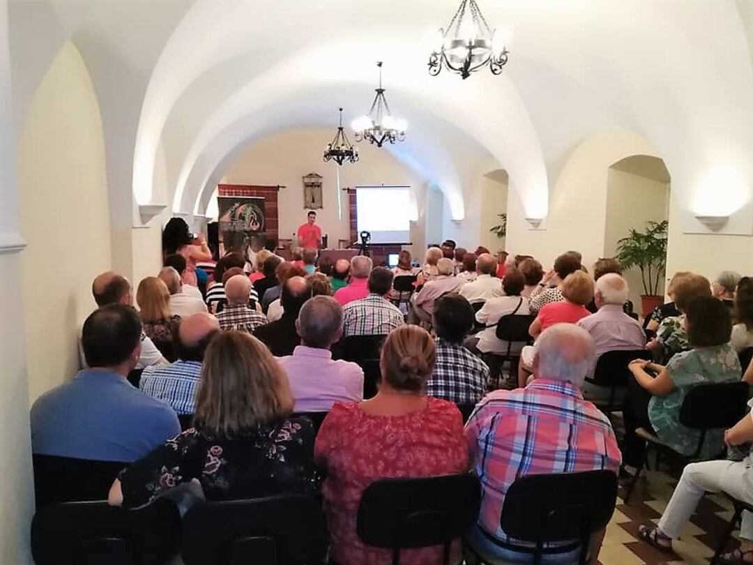 Un momento de la charla “Palrandu en estremeñu”