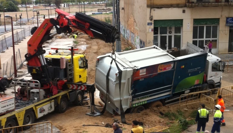 Un camión de recogida de residuos atrapado en la barro por los efectos del temporal
