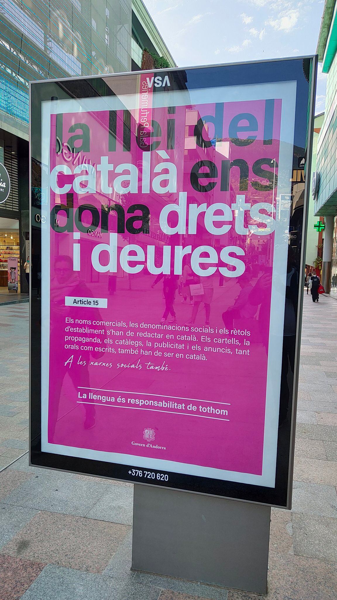 Cartell de difusió de la llei del català a Andorra
