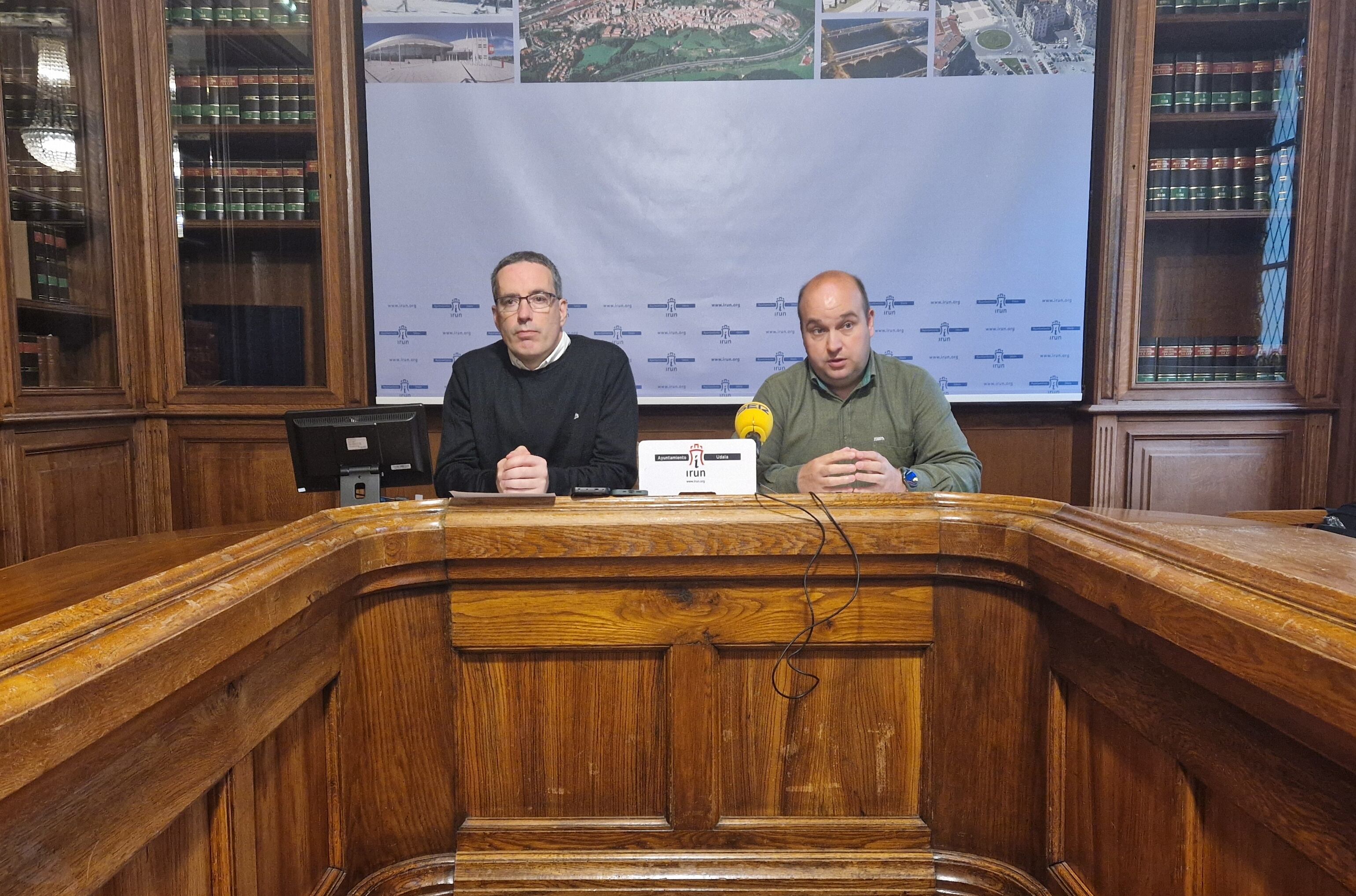 El delegado de Bienestar social, Josu Iguiñiz junto al delegado de Derechos Humanos, Memoria Democrática y Cooperación, Gorka Álvarez.