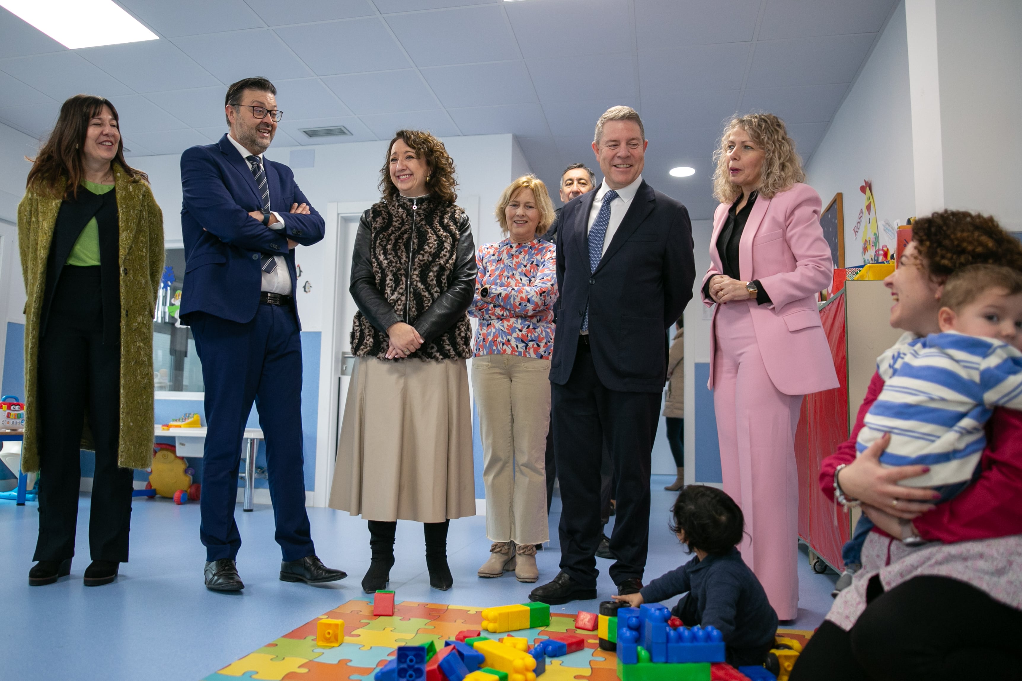 Amador Pastor, consejero de Educación, Cultura y Deportes; Elena García Zalve, directora general de empleo; Emiliano García-Page, presidente de Castilla-La Mancha, y Conchi Arenas, alcaldesa de Socuéllamos, visitan la ampliación de las instalaciones