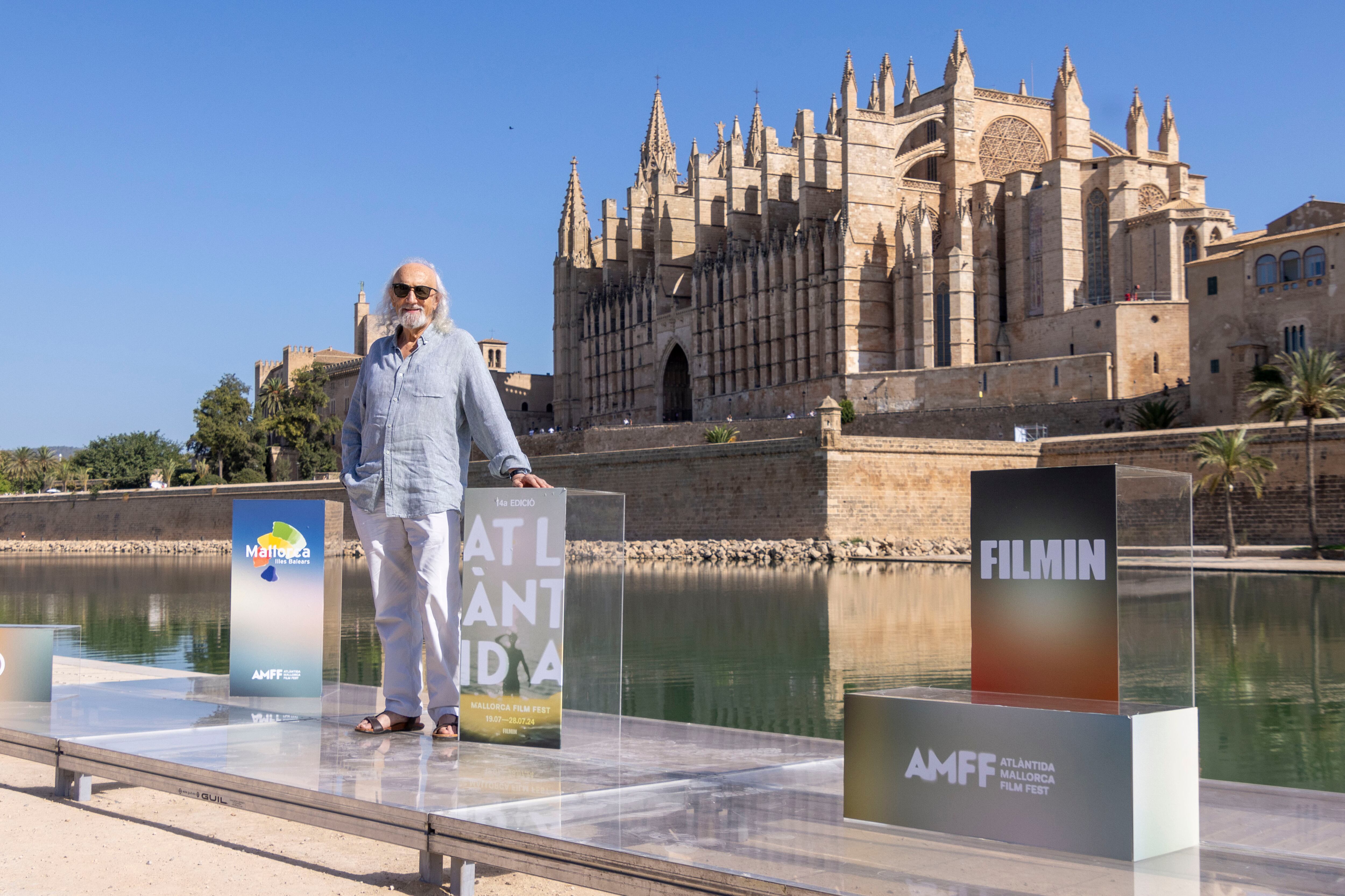PALMA DE MALLORCA, 26/07/2024.- El director Montxo Armendáriz charla con la prensa tras recibir el reconocimiento del Altàntida Mallorca Film este viernes. EFE/ Cati Cladera