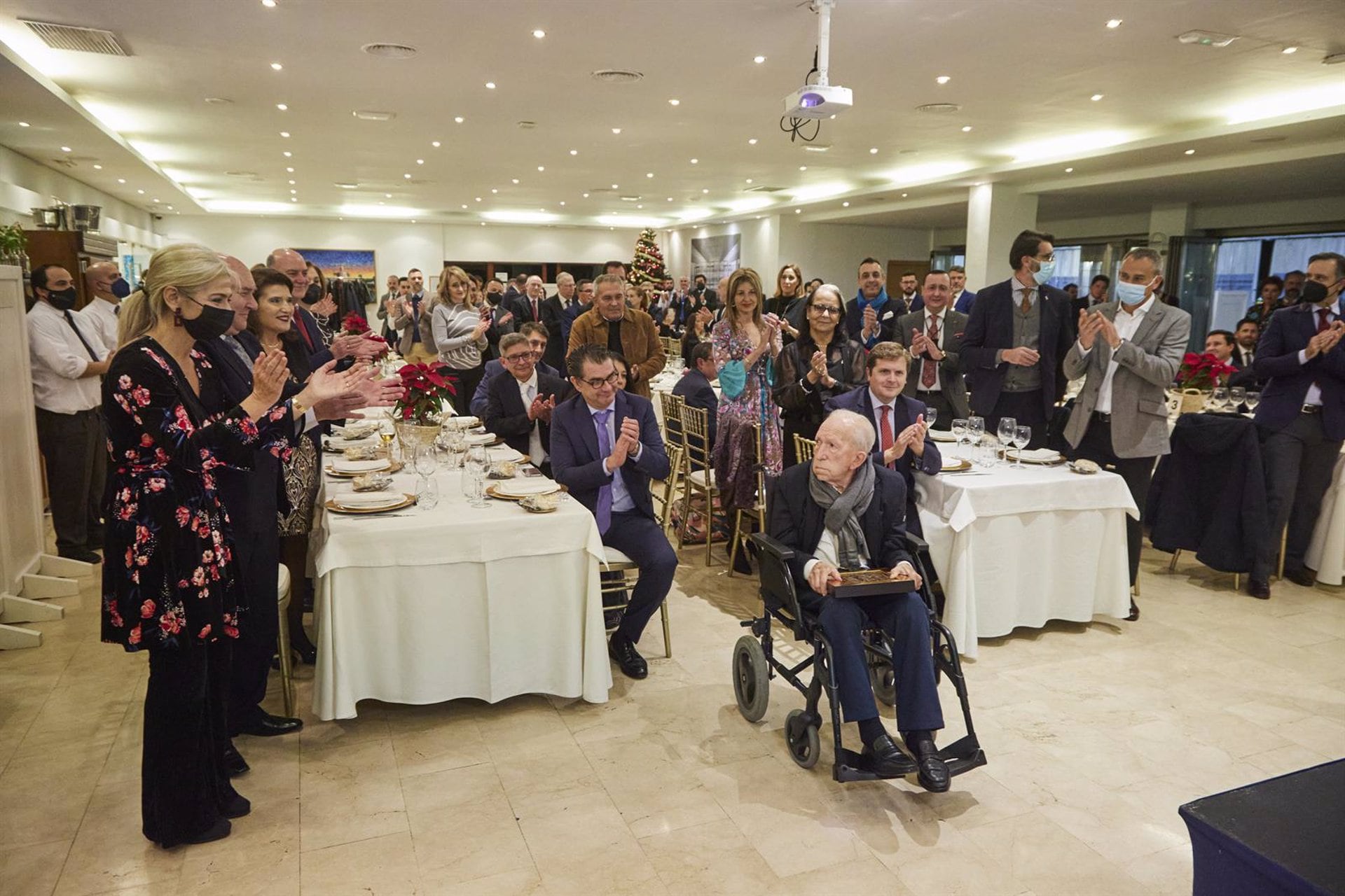 15/12/2021 La consejera de Cultura, Patricia del Pozo, entrega el premio a la trayectoria al orfebre Juan Borrero durante la I entrega de los Premios ArteSacro, a 15 de diciembre de 2021 en Sevilla (Foto de archivo).
POLITICA 
Joaquin Corchero - Europa Press
