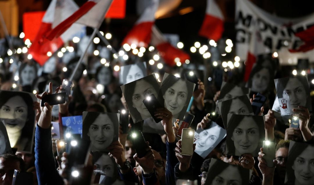 Manifestantes portan fotografías de Daphne Caruana Galizia, la periodista asesinada, en una protesta en la que demandan justicia para su caso.