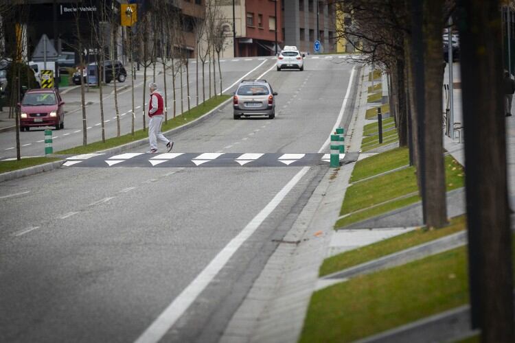 Avinguda d'Enclar amb els reductors de velocitat que l'actual corporació vol reduir i rebaixar.