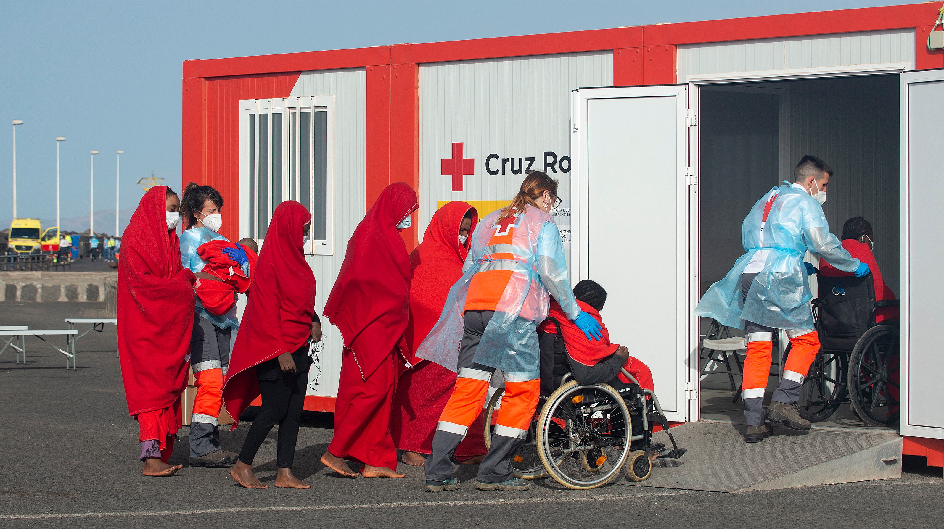 Imagen de archivo de personas auxiliadas por Cruz Roja tras ser rescatados de una neumática en Lanzarote