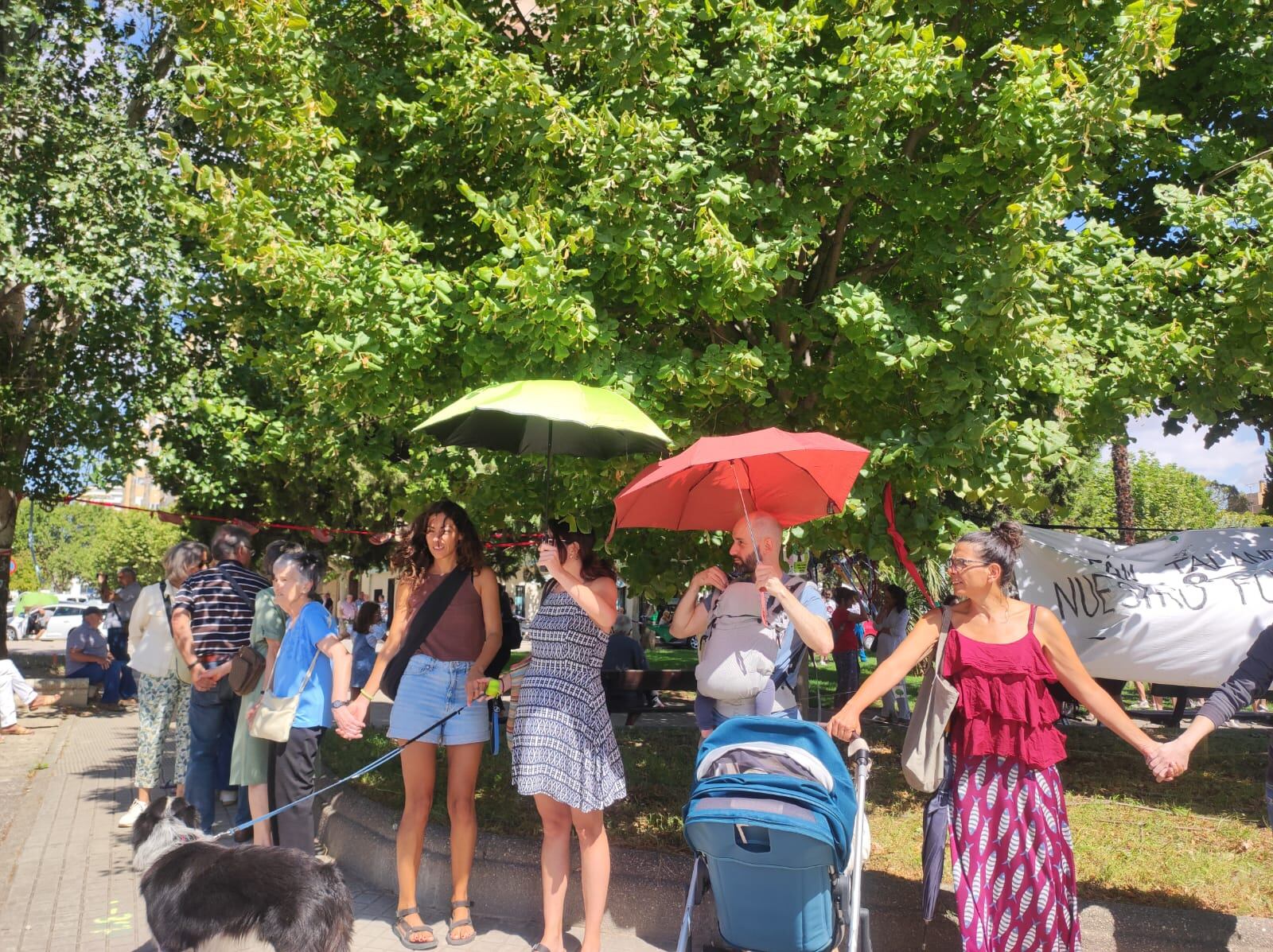 Asistentes a la concentración en contra de la tala de árboles en Huesca.