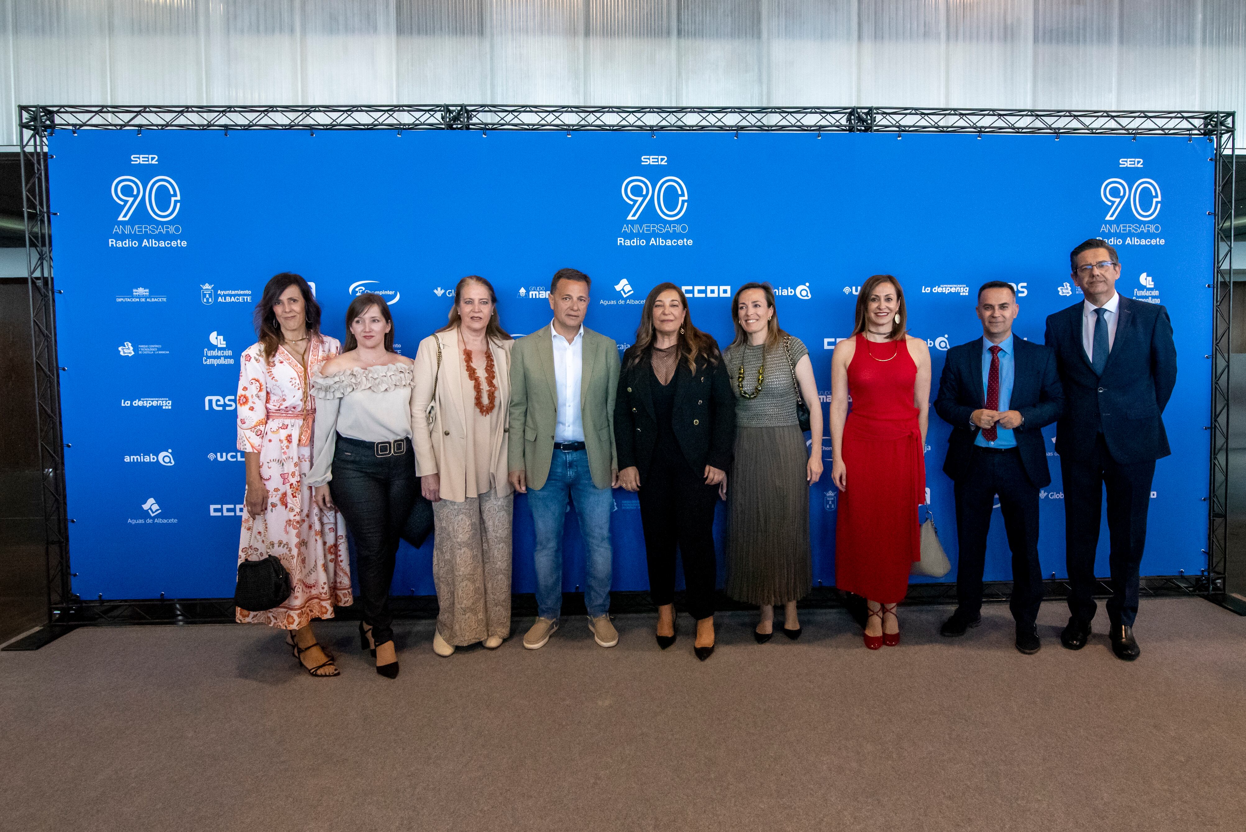 La diputada regional del PP, María Gil, la secretaria de la Mesa de las Cortes de Castilla-La Mancha y diputada regional del PP, Tania Andicoberry, la concejal de Calidad de Vida, Llanos Navarro, el alcalde de Albacete, Manuel Serrano, la diputada nacional del PP por Albacete, Carmen Navarro, la concejal de Medio Ambiente, Rosa González de la Aleja, el diputado provincial, Antonio Martínez Alcalde, y el director regional de Cadena SER, Félix Amaya.