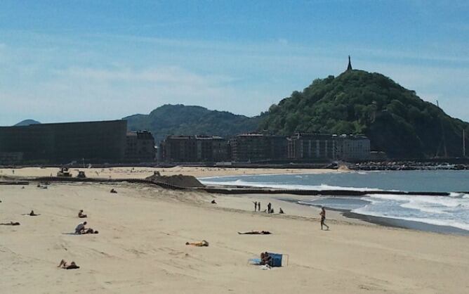 Imagen del tubo que vierte la arena en la Zurriola