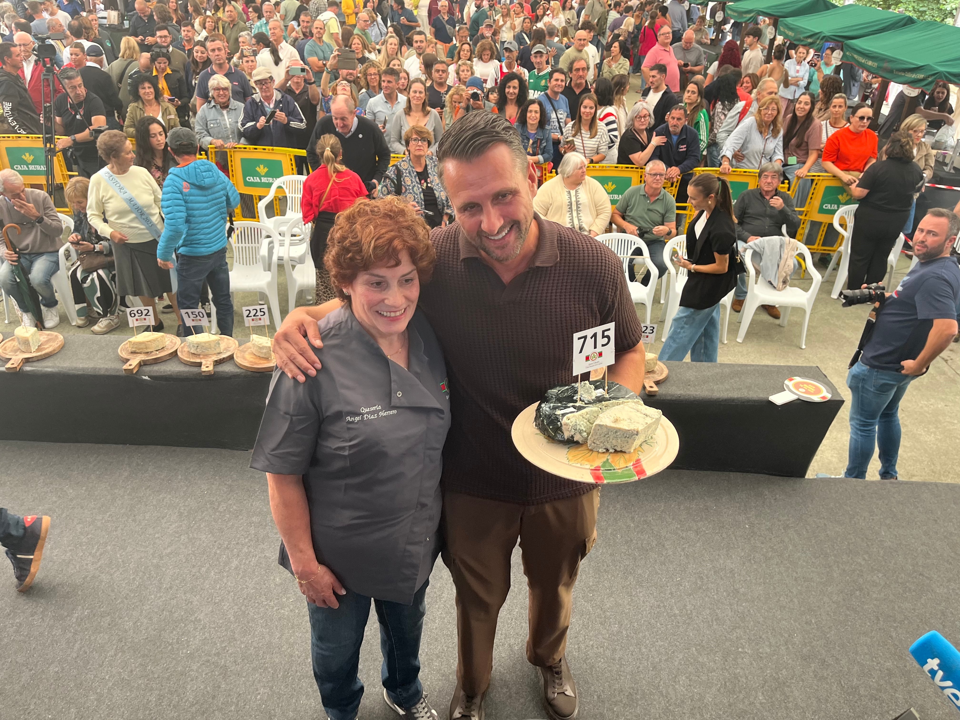 Encarnación Bada, elaboradora del queso, e Iván Suárez, de El Llagar de Colloto, posan con el queso ganador.