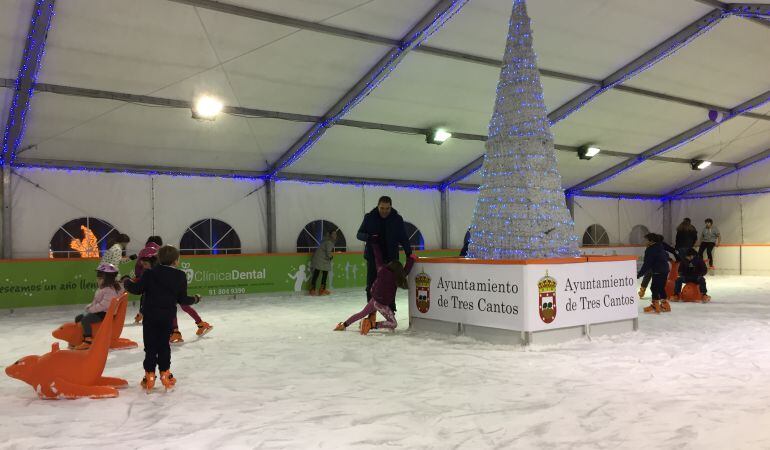 La pista de hielo de La Ciudad de la Ilusión en Tres Cantos siempre está llena de niños y jóvenes divirtiéndose 