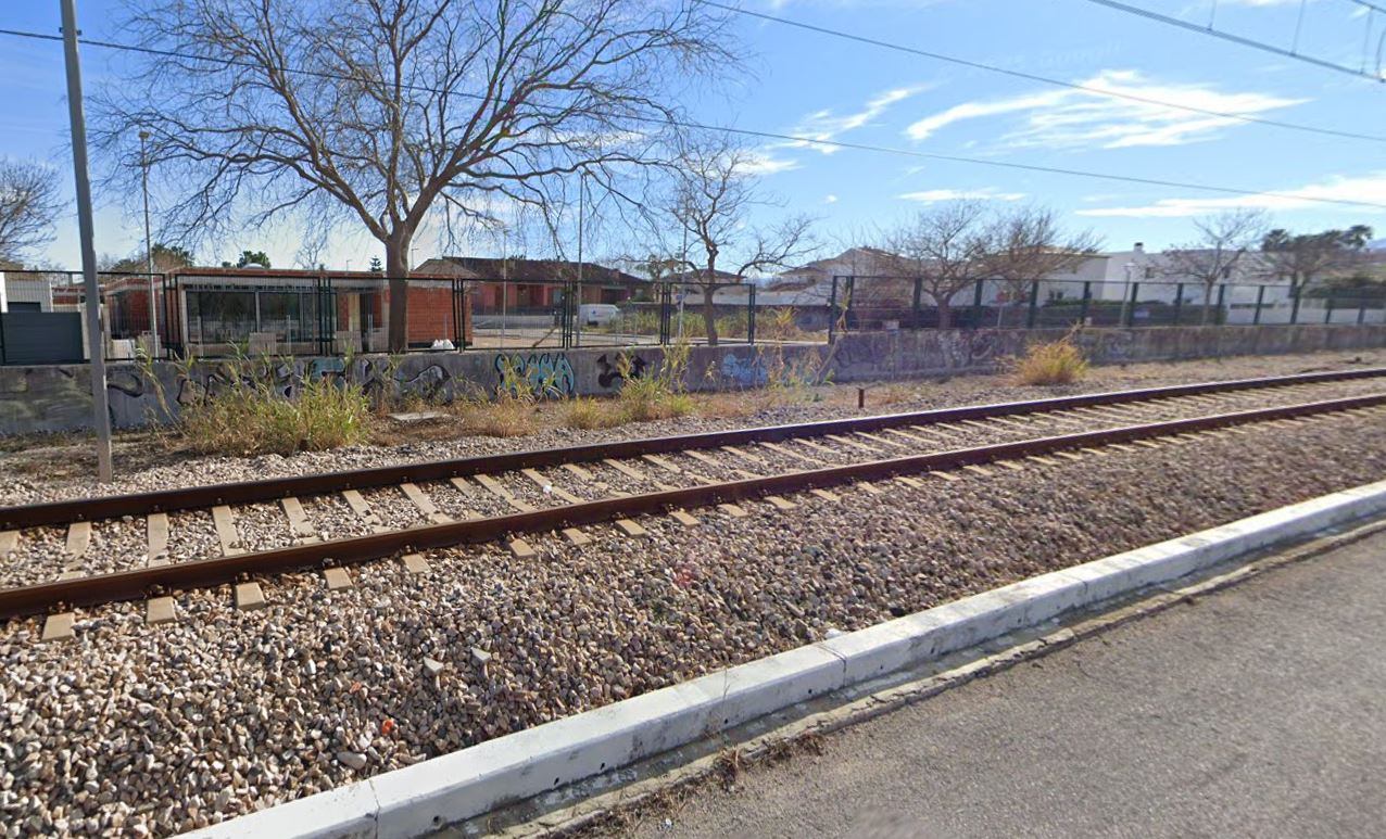 La vía del tren al Grau, sin valla alguna de separación