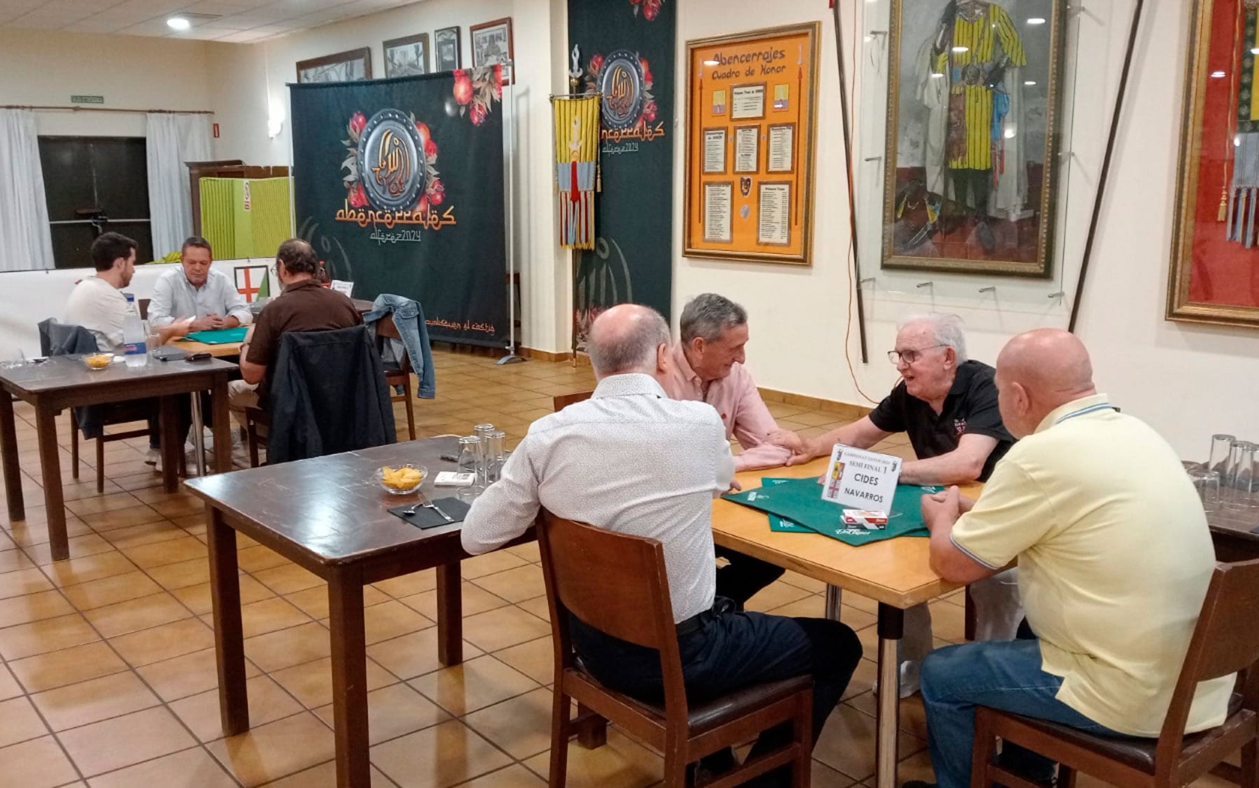 Un instante de las dos partidas de semifinales en la sede de la filà Abencerrajes