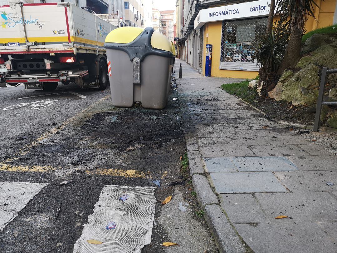 Contenedor quemado anoche en la calle Fernández de Isla en Santander.