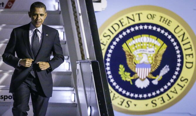 El presidente estadounidense Barack Obama llega a bordo del Air Force One al aeropuerto de Bruselas