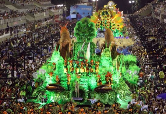 Carroza desfilando en el Carnaval de Río de Janeiro