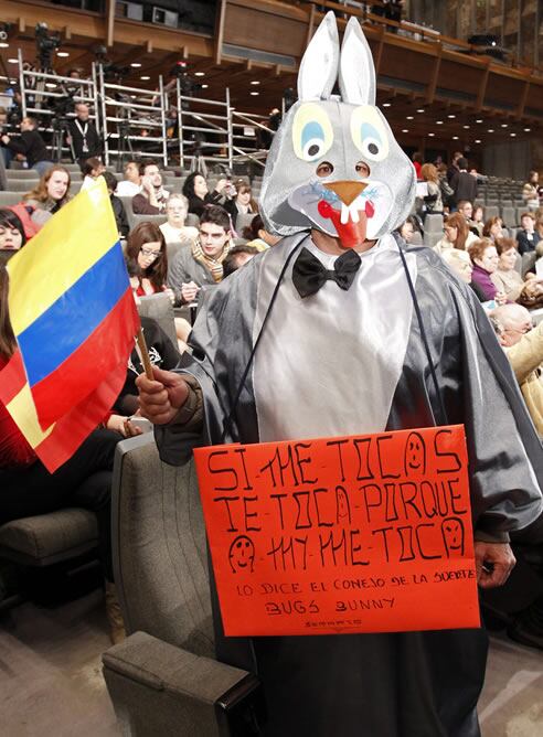 Un &quot;conejo de la suerte&quot; con la bandera de Colombia, entre las personas que acudieron esta mañana al salón del Palacio de Congresos donde se celebra el sorteo de la lotería de Navidad, para seguir en directo el mayor sorteo de la historiaa, con una dotaci