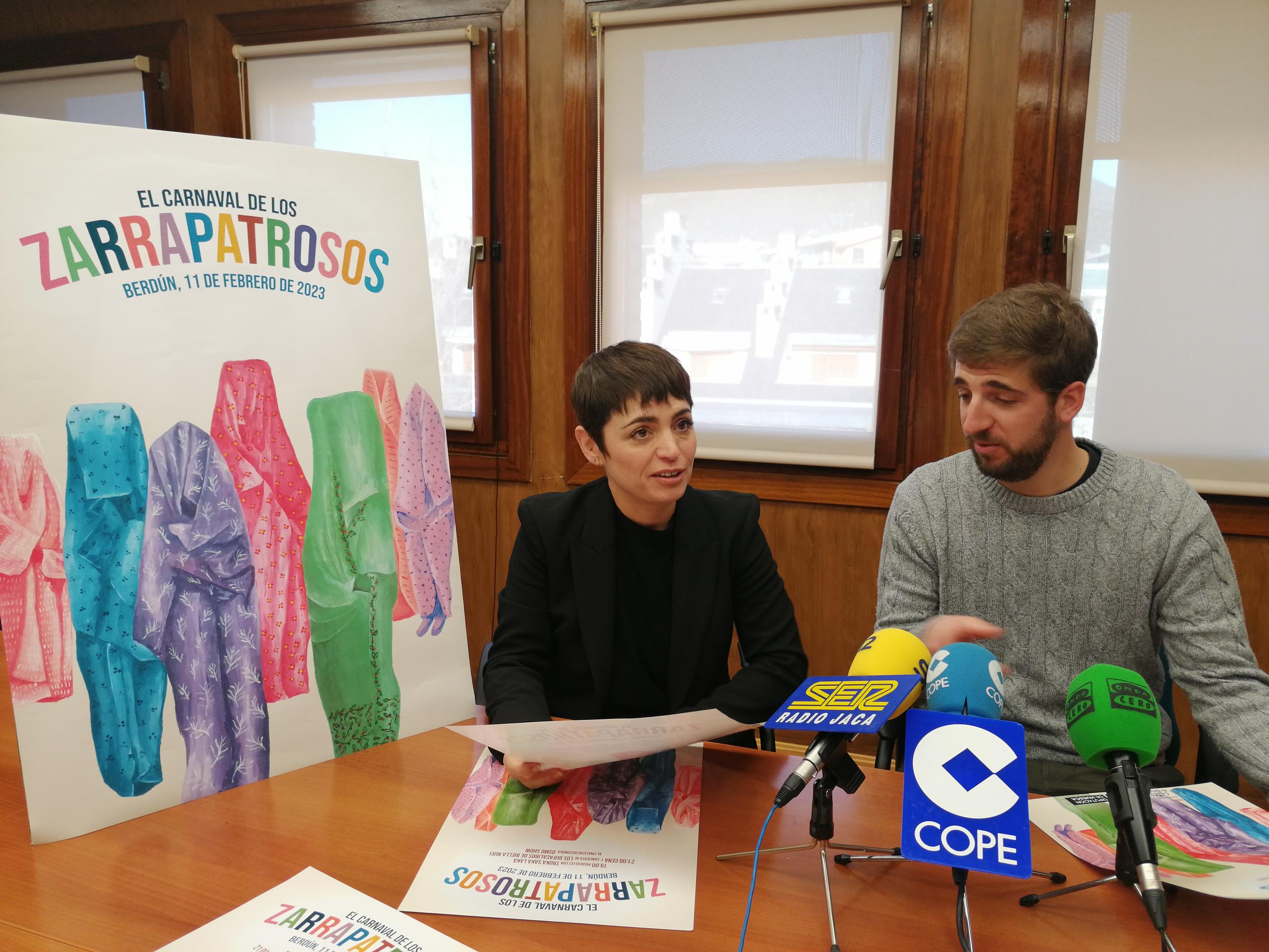 Andrés Esclarín y Elena López, consejera comarcal, presentaban el Carnaval de los Zarrapatrosos de Berdún