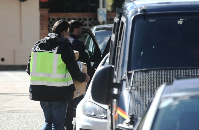 Agentes sacan cajas de la vivienda registrada en la urbanización Colonia San Miguel de la localidad gaditana de Algeciras, dentro de la macrooperación antidroga &quot;Mito&quot; 