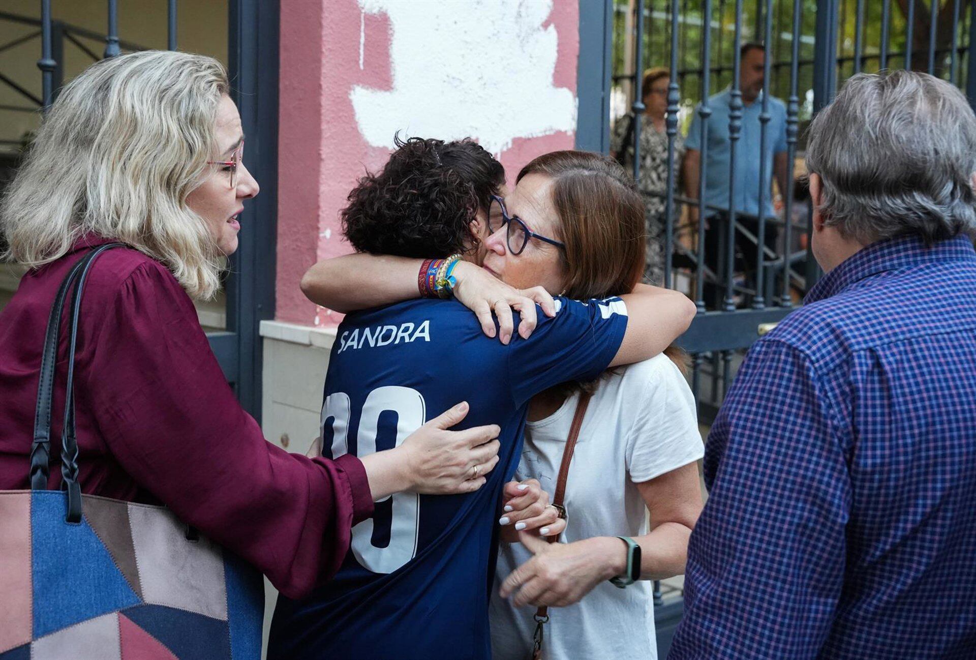 17/10/2025 La madre de la menor víctima de acoso escolar en la concentración celebrada este viernes. A 17 de octubre de 2025, en Sevilla (Andalucía, España).Varios centenares de familiares de menores escolarizados en el colegio Irlandesas Loreto de Sevilla se han concentrado este viernes en una plaza cercana a la vivienda de la joven de 14 años que este miércoles se precipitó desde un balcón en la calle Rafael Laffón, en la que han rendido homenaje a la menor y han denunciado presuntos casos de acoso escolar en el centro.
POLITICA 
María José López - Europa Press
