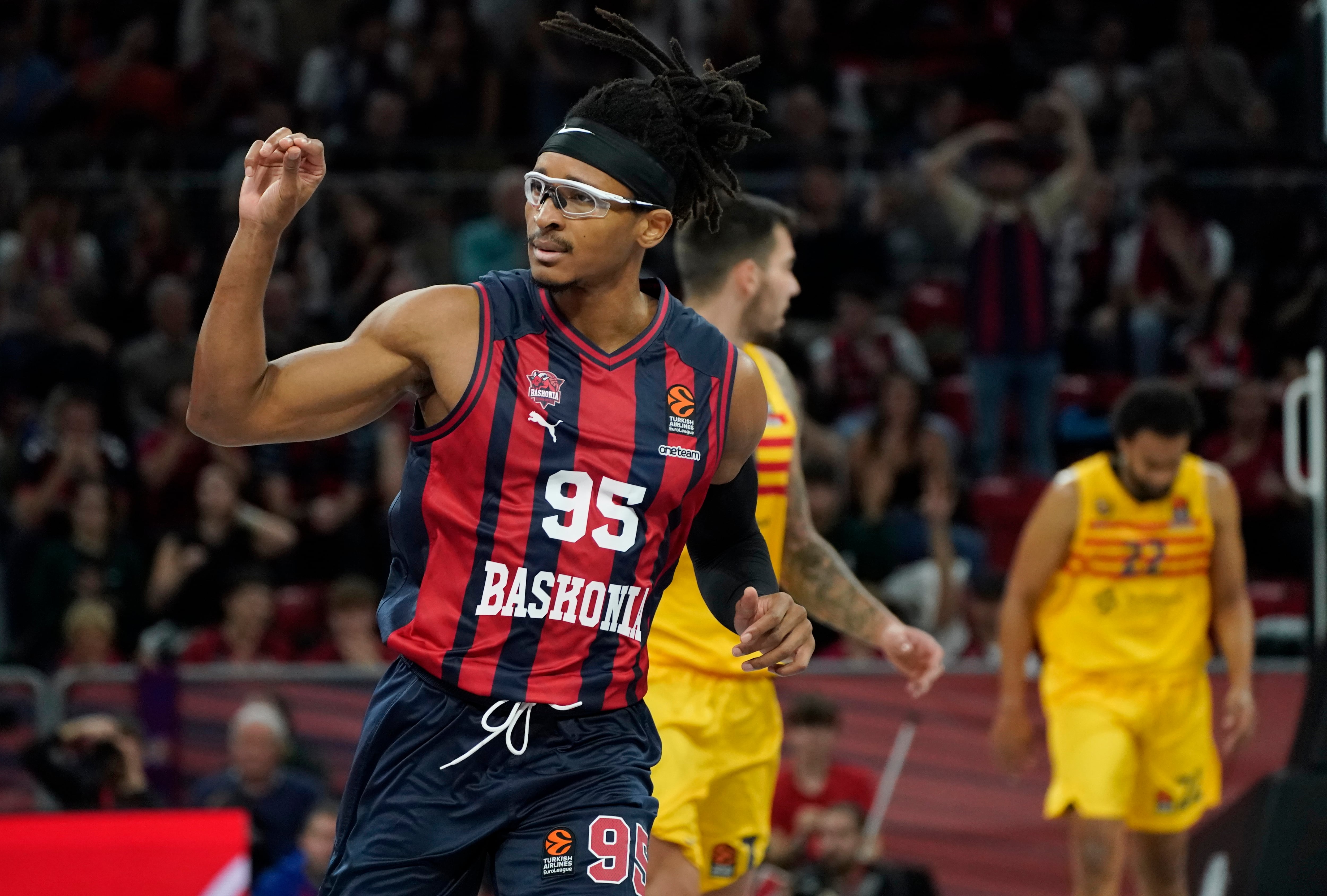 VITORIA, 15/11/2023.- El ala-pívolt nigeriano del Baskonia Chima Moneke celabra un triple durante el encuentro de la jornada 8 de la Euroliga entre Baskonia y Barça, este miércoles en el Fernando Buesa Arena, en Vitoria. EFE / L. Rico
