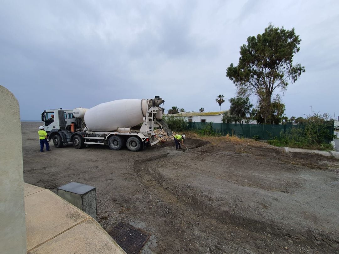 Operarios levantan un muro de hormigón para evitar que los coches acedan a las playas del Cable y Poniente de Motril