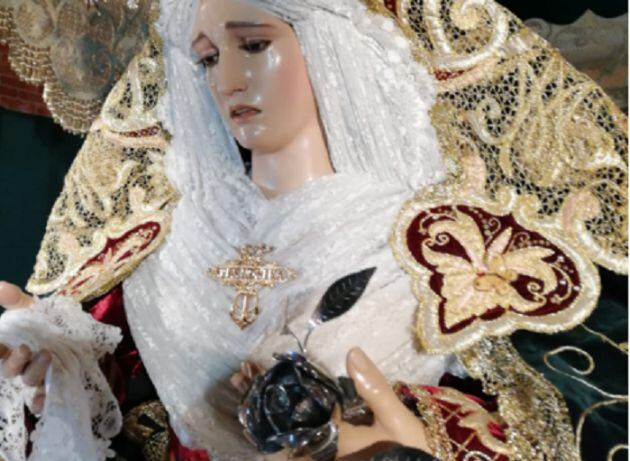 Imagen de la Rosa de Pasión en manos de la Nuestra Señora de la Esperanza