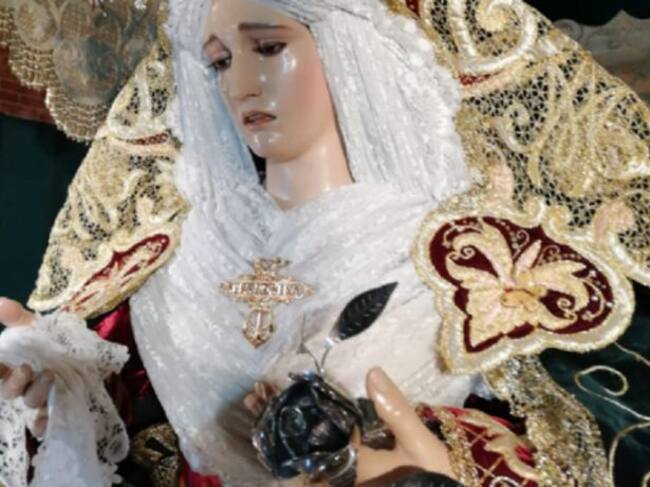 Imagen de la Rosa de Pasión en manos de la Nuestra Señora de la Esperanza