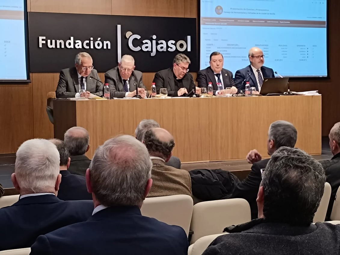 La sala Antonio Machado de la Fundación Cajasol acogió la asamblea general de hermanos mayores