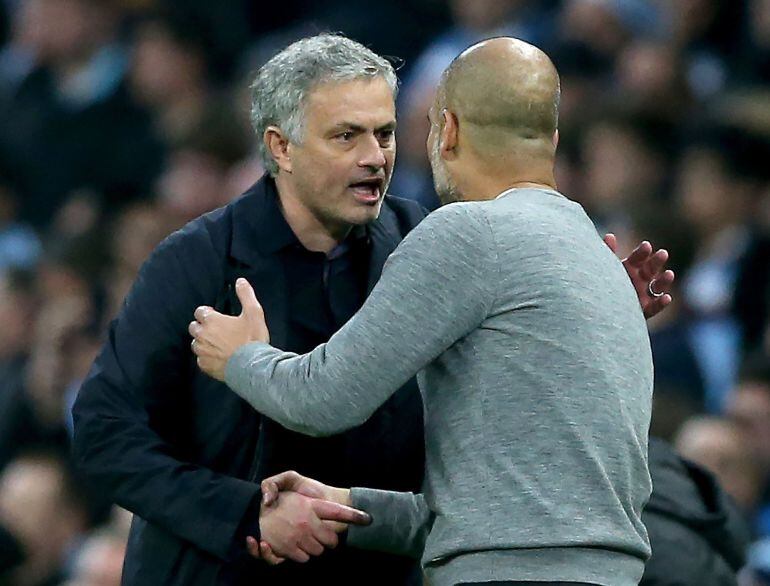 Mourinho y Guardiola después del partido del Manchester City y Manchester United. 