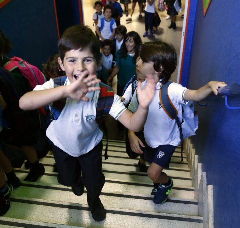 Varios niños suben las escaleras del CEIP Josep Tarradellas de Madrid, en su primer día de colegio. 