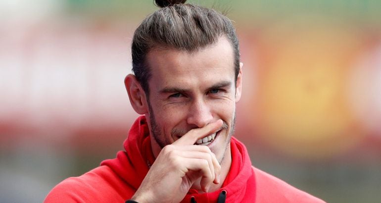 Gareth Bale bromea junto a sus compañeros de Gales en un entrenamiento