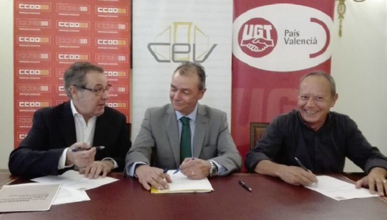 Arturo León de CCOOPV, Salvador Navarro, de CEV e Ismael Sáez de UGTPV