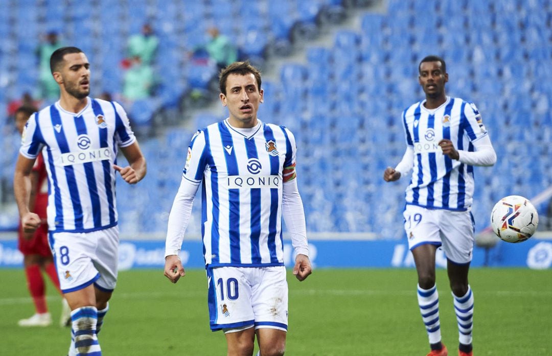 Oyarzabal celebra el 1-0 con Merino e Isak detrás